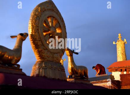 191221 -- LHASSA, 21 décembre 2019 -- Un moine allume des lampes à beurre au temple Jokhang à Lhassa, capitale de la région autonome du Tibet du sud-ouest de la Chine, 21 décembre 2019. Les Tibétains ont allumé des lampes à beurre et prié toute la nuit dans le festival annuel des lampes à beurre commémorant Tsong Khapa, un maître du bouddhisme tibétain. CHINE-LHASSA-LAMPE BEURRE FESTIVAL CN LIXXIN PUBLICATIONXNOTXINXCHN Banque D'Images