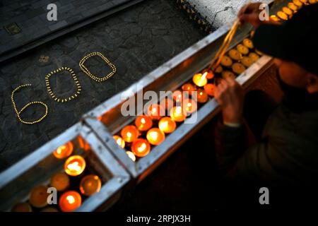 191221 -- LHASSA, 21 décembre 2019 -- Un homme allume des lampes à beurre au temple Jokhang à Lhassa, capitale de la région autonome du Tibet du sud-ouest de la Chine, 21 décembre 2019. Les Tibétains ont allumé des lampes à beurre et prié toute la nuit dans le festival annuel des lampes à beurre commémorant Tsong Khapa, un maître du bouddhisme tibétain. CHINE-LHASSA-LAMPE BEURRE FESTIVAL CN LIXXIN PUBLICATIONXNOTXINXCHN Banque D'Images