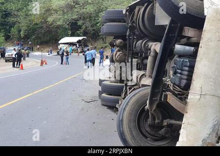 191222 -- ZACAPA, le 22 décembre 2019 -- cette image prise avec un appareil mobile montre le site de la collision d'un autobus et d'un semi-remorque dans le département de Zacapa, dans le nord-est du Guatemala, le 21 décembre 2019. Au moins 21 personnes sont mortes après la collision d'un bus avec un tracteur-remorque samedi dans le département de Zacapa, au nord-est du Guatemala, a annoncé le ministère public du pays. /Xinhua GUATEMALA-ZACAPA-ACCIDENT-BUS STR PUBLICATIONxNOTxINxCHN Banque D'Images