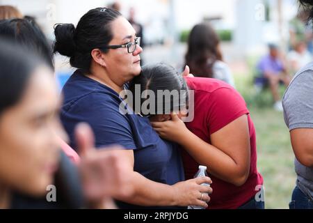 191222 -- NEW YORK, le 22 décembre 2019 -- des gens participent à une veillée de prière au Ponder Park à El Paso au Texas, aux États-Unis, le 4 août 2019. Un tireur a ouvert le feu dans un centre commercial à El Paso, tuant 22 personnes et en blessant plus de deux douzaines. Alors que les derniers jours de l ' année approchent, les Américains sont confrontés à un jalon sombre - il y a déjà eu plus de fusillades de masse en 2019 qu ' il n ' y en a de jours dans l ' année entière. En décembre 22, il y avait eu 404 cas de fusillades de masse aux États-Unis, selon le Gun violence Archive GVA. C'est le nombre le plus élevé depuis l'étoile de l'organisation Banque D'Images