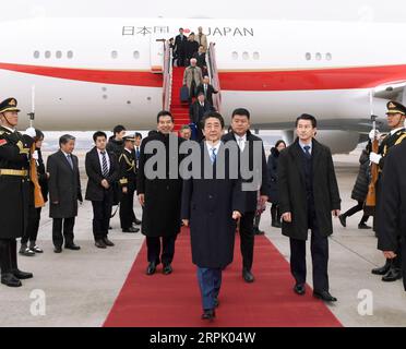 191223 -- BEIJING, le 23 décembre 2019 -- le Premier ministre japonais Shinzo Abe arrive à Beijing, capitale de la Chine, le 23 décembre 2019. Abe est en Chine pour assister à la 8e réunion des dirigeants Chine-Japon-République de Corée. CHINE-PÉKIN-JAPON PM-ARRIVÉE CN YUEXYUEWEI PUBLICATIONXNOTXINXCHN Banque D'Images