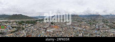 191223 -- BEIJING, 23 décembre 2019 -- une photo aérienne prise le 10 août 2019 montre la vue de Lhassa, capitale de la région autonome du Tibet du sud-ouest de la Chine. De l'expédition scientifique au lac Yamzbog Yumco à la mission de patrouille de conservation de la faune dans le comté de Shuanghu à une altitude moyenne de plus de 5 000 mètres, d'une course hippique festive traditionnelle au lifting annuel du palais du Potala, les photographes de Xinhua ont capturé la vie quotidienne et les réalisations des populations locales sur le développement social au Tibet en 2019, année marquant le 60e anniversaire de la campagne de la ref démocratique Banque D'Images