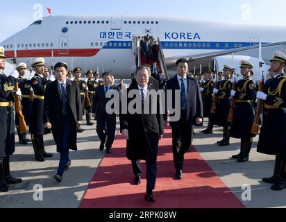 191223 -- BEIJING, le 23 décembre 2019 -- le président de la République de Corée, ROK Moon Jae-in, arrive à Beijing, capitale de la Chine, le 23 décembre 2019. Moon est en Chine pour assister à la 8e réunion des dirigeants Chine-Japon-République de Corée. CHINA-BEIJING-MOON JAE-IN-ARRIVAL CN YUEXYUEWEI PUBLICATIONXNOTXINXCHN Banque D'Images