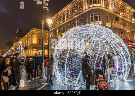 191223 -- BAKOU, le 23 décembre 2019 Xinhua -- des gens voient des décorations lumineuses à Bakou, Azerbaïdjan, le 23 décembre 2019. Des lumières festives ont illuminé les rues principales de Bakou, annonçant le début des célébrations de Noël et du nouvel an. Photo de Tofik Babayev/Xinhua AZERBAÏDJAN-BAKU-DÉCORATION DE VACANCES PUBLICATIONxNOTxINxCHN Banque D'Images