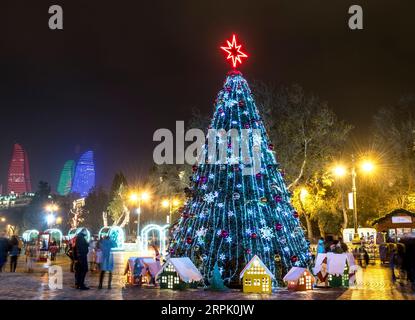 191223 -- BAKOU, le 23 décembre 2019 Xinhua -- des gens voient des décorations lumineuses à Bakou, Azerbaïdjan, le 23 décembre 2019. Des lumières festives ont illuminé les rues principales de Bakou, annonçant le début des célébrations de Noël et du nouvel an. Photo de Tofik Babayev/Xinhua AZERBAÏDJAN-BAKU-DÉCORATION DE VACANCES PUBLICATIONxNOTxINxCHN Banque D'Images