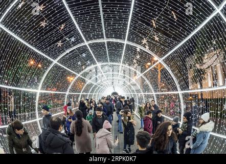 191223 -- BAKOU, le 23 décembre 2019 Xinhua -- des gens voient des décorations lumineuses à Bakou, Azerbaïdjan, le 23 décembre 2019. Des lumières festives ont illuminé les rues principales de Bakou, annonçant le début des célébrations de Noël et du nouvel an. Photo de Tofik Babayev/Xinhua AZERBAÏDJAN-BAKU-DÉCORATION DE VACANCES PUBLICATIONxNOTxINxCHN Banque D'Images