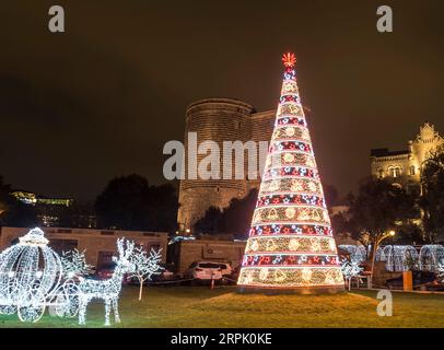 191223 -- BAKOU, le 23 décembre 2019 Xinhua -- des décorations lumineuses sont photographiées à Bakou, Azerbaïdjan, le 23 décembre 2019. Des lumières festives ont illuminé les rues principales de Bakou, annonçant le début des célébrations de Noël et du nouvel an. Photo de Tofik Babayev/Xinhua AZERBAÏDJAN-BAKU-DÉCORATION DE VACANCES PUBLICATIONxNOTxINxCHN Banque D'Images