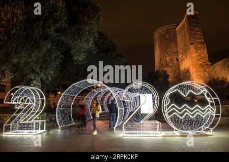 191223 -- BAKOU, le 23 décembre 2019 Xinhua -- des gens voient des décorations lumineuses à Bakou, Azerbaïdjan, le 23 décembre 2019. Des lumières festives ont illuminé les rues principales de Bakou, annonçant le début des célébrations de Noël et du nouvel an. Photo de Tofik Babayev/Xinhua AZERBAÏDJAN-BAKU-DÉCORATION DE VACANCES PUBLICATIONxNOTxINxCHN Banque D'Images