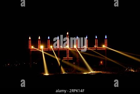 191224 -- TEL AVIV, le 24 décembre 2019 -- Une grande décoration de menorah est placée pour célébrer Hanukkah, la fête juive des lumières, devant le village de Hemed près de la ville israélienne de tel Aviv, le 23 décembre 2019. Photo de Gil Cohen Magen/Xinhua ISRAEL-TEL AVIV-HANUKKAH ShangxHao PUBLICATIONxNOTxINxCHN Banque D'Images