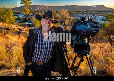 Grenville Turner, photographe et caméraman australien/britannique, au coucher du soleil sur Anzac Hill à Alice Springs, territoire du Nord. Banque D'Images