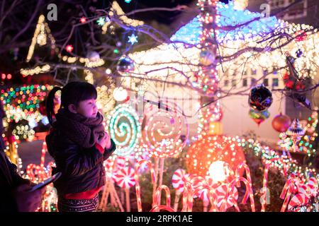 191224 -- SAN FRANCISCO, 24 décembre 2019 -- Une fille regarde des décorations pour Noël sur Eucalyptus Avenue à San Carlos en Californie, États-Unis, 23 décembre 2019. Photo de /Xinhua U.S.-SAN FRANCISCO-CHRISTMAS-DECORATIONS LixJianguo PUBLICATIONxNOTxINxCHN Banque D'Images