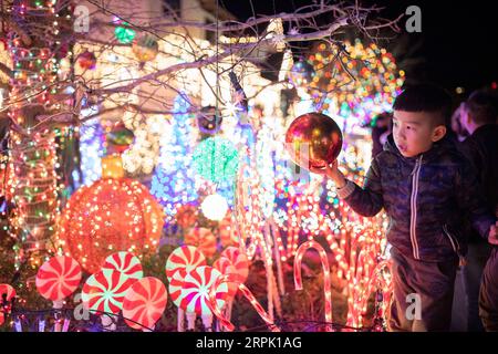 191224 -- SAN FRANCISCO, le 24 décembre 2019 -- Un enfant apprécie les décorations de Noël sur Eucalyptus Avenue à San Carlos en Californie, États-Unis, le 23 décembre 2019. Photo de /Xinhua U.S.-SAN FRANCISCO-CHRISTMAS-DECORATIONS LixJianguo PUBLICATIONxNOTxINxCHN Banque D'Images