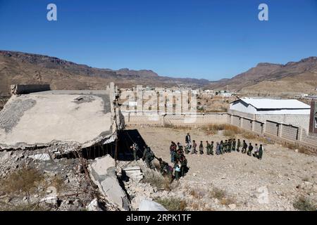 191225 -- IBB, 25 décembre 2019 Xinhua -- des élèves vont en classe en ligne à l'école Shuhada-Alwahdah dans le district d'Al-Radhmah dans la province d'Ibb, Yémen, 23 décembre 2019. La guerre au Yémen a forcé plus de deux millions d'enfants à quitter l'école et a mis 3,7 millions d'autres en danger à cause du non-paiement des salaires des enseignants, selon le Fonds des Nations Unies pour l'enfance (UNICEF). Mais pour ceux qui peuvent rentrer, ils risquent tout pour retourner dans les salles de classe, même pour s’asseoir sur les décombres des écoles frappées par des frappes aériennes. POUR ALLER AVEC Feature : les étudiants yéménites retournent à l'école frappée par des frappes aériennes photo b. Banque D'Images