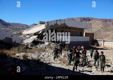 191225 -- IBB, 25 décembre 2019 Xinhua -- des élèves quittent l'école dans le district d'Al-Radhmah dans la province d'Ibb, Yémen, 23 décembre 2019. La guerre au Yémen a forcé plus de deux millions d'enfants à quitter l'école et a mis 3,7 millions d'autres en danger à cause du non-paiement des salaires des enseignants, selon le Fonds des Nations Unies pour l'enfance (UNICEF). Mais pour ceux qui peuvent rentrer, ils risquent tout pour retourner dans les salles de classe, même pour s’asseoir sur les décombres des écoles frappées par des frappes aériennes. POUR ALLER AVEC Feature : les étudiants yéménites retournent à l'école frappée par des frappes aériennes photo de Mohammed/Xinhua YEMEN-AIRST Banque D'Images