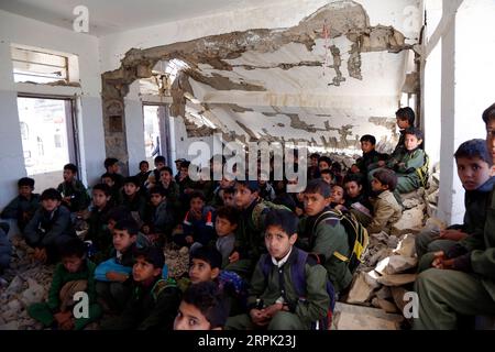 191225 -- IBB, 25 décembre 2019 Xinhua -- des élèves ont une classe à l'école Shuhada-Alwahdah dans le district d'Al-Radhmah dans la province d'Ibb, Yémen, 23 décembre 2019. La guerre au Yémen a forcé plus de deux millions d'enfants à quitter l'école et a mis 3,7 millions d'autres en danger à cause du non-paiement des salaires des enseignants, selon le Fonds des Nations Unies pour l'enfance (UNICEF). Mais pour ceux qui peuvent rentrer, ils risquent tout pour retourner dans les salles de classe, même pour s’asseoir sur les décombres des écoles frappées par des frappes aériennes. POUR ALLER AVEC Feature : les étudiants yéménites retournent à l'école frappée par des frappes aériennes photo par Moham Banque D'Images