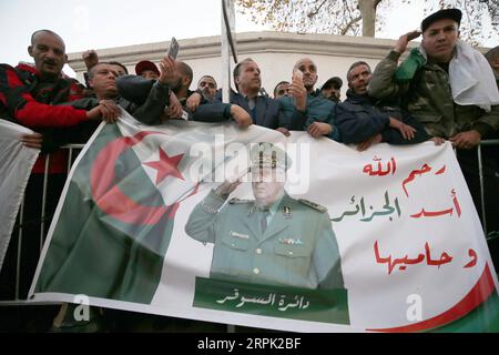 Actualités Bilder des Tages 191225 -- ALGER, 25 décembre 2019 Xinhua -- le peuple algérien fait ses adieux au regretté chef de l'armée Ahmed GAID Salah dans les rues d'Alger, Algérie, le 25 décembre 2019. L'Algérie a enterré mercredi feu le chef de l'armée Ahmed GAID Salah dans des funérailles militaires. Des dizaines de milliers d'Algériens ont participé aux funérailles alors qu'ils se tenaient le long de la route allant du centre-ville d'Alger au cimetière d'El Alia, à environ 10 km à l'est de la capitale. XINHUA ALGIERIA-ALGER-FEU ARMÉE CHEF-FUNÉRAILLES PUBLICATIONXNOTXINXCHN Banque D'Images