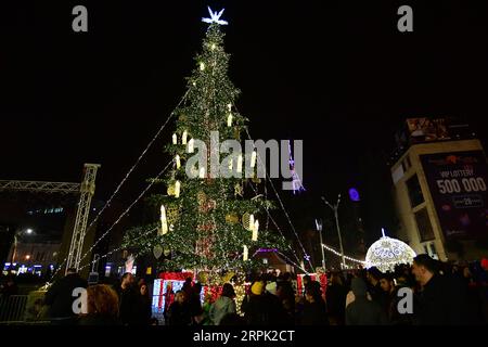 191225 -- TBILISSI, le 25 décembre 2019 Xinhua -- des gens voient des décorations lumineuses à Tbilissi, Géorgie, le 25 décembre 2019. Des lumières festives ont illuminé les rues principales de Tbilissi, annonçant le début des célébrations de Noël et du nouvel an. Photo Tamuna Kulumbegashvili/Xinhua GÉORGIE-TBILISSI-DÉCORATIONS FESTIVES PUBLICATIONxNOTxINxCHN Banque D'Images