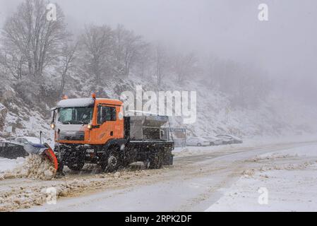 191225 -- HAUTEURS DU GOLAN, 25 décembre 2019 Xinhua -- Un chasse-neige travaille sur la route du mont Hermon dans les hauteurs du Golan annexées par Israël alors que la première chute de neige de l'hiver frappe les hauteurs du Golan le 25 décembre 2019. Ayal Margolin/JINI via Xinhua MIDEAST-GOLAN HAUTEURS-MONT HERMON-NEIGE PUBLICATIONxNOTxINxCHN Banque D'Images