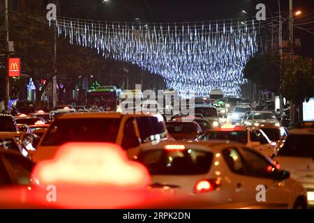 191225 -- TBILISSI, le 25 décembre 2019 Xinhua -- une photo prise le 25 décembre 2019 montre des décorations lumineuses à Tbilissi, en Géorgie. Des lumières festives ont illuminé les rues principales de Tbilissi, annonçant le début des célébrations de Noël et du nouvel an. Photo Tamuna Kulumbegashvili/Xinhua GÉORGIE-TBILISSI-DÉCORATIONS FESTIVES PUBLICATIONxNOTxINxCHN Banque D'Images