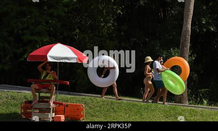 Apopka, États-Unis. 04 septembre 2023. Les gens portent des tubes gonflables le jour de la fête du travail à Rock Springs Kelly Park à Apopka. Crédit : SOPA Images Limited/Alamy Live News Banque D'Images