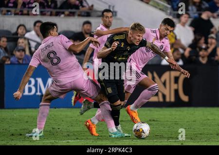 Le milieu de terrain du LAFC Mateusz Bogusz (19) est fauché par le milieu de terrain de l'Inter Miami Diego Gómez (8) lors d'un match de la MLS, dimanche 3 septembre 2023, au BMO Stad Banque D'Images