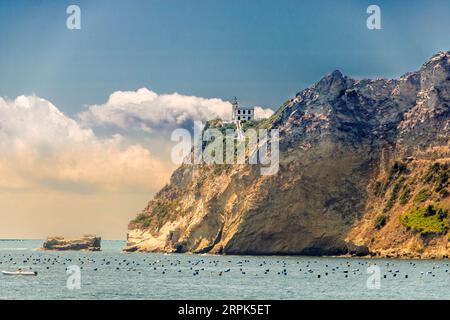 Cap Miseno , le promontoire qui marque la limite nord-ouest du golfe de Naples ainsi que la baie de Pozzuoli dans le sud de l'Italie Banque D'Images