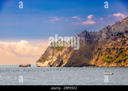 Cap Miseno , le promontoire qui marque la limite nord-ouest du golfe de Naples ainsi que la baie de Pozzuoli dans le sud de l'Italie Banque D'Images