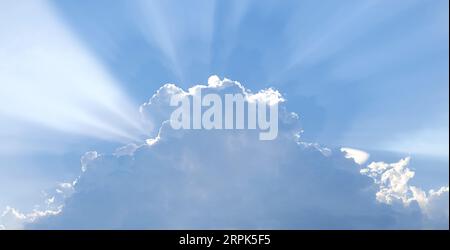 des rayons de soleil brillent à travers les nuages dans le ciel Banque D'Images