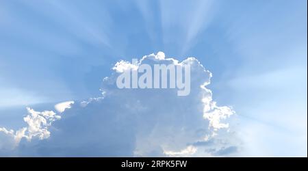 des rayons de soleil brillent à travers les nuages dans le ciel Banque D'Images