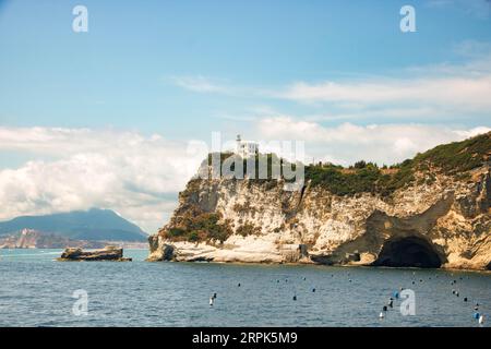 Cap Miseno , le promontoire qui marque la limite nord-ouest du golfe de Naples ainsi que la baie de Pozzuoli dans le sud de l'Italie Banque D'Images