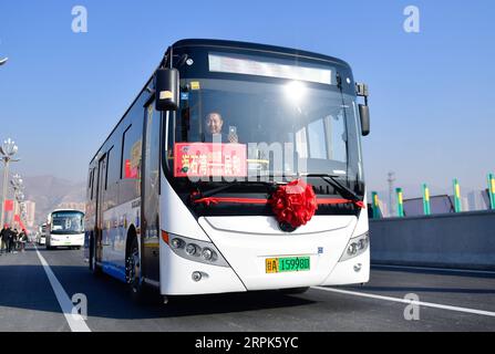 191231 -- HAIDONG, le 31 décembre 2019 -- Un bus circule sur le pont Chuanhai au-dessus de la rivière Huangshui dans la zone de jonction de la ville de Lanzhou dans la province de Gansu et de la ville de Haidong dans la province de Qinghai, au nord-ouest de la Chine, le 31 décembre 2019. Doté d'une route à deux voies à six voies avec une vitesse nominale de 40 km/h, le pont de 1 656 mètres de long et 31 mètres de large a été ouvert à la circulation mardi. CHINA-QINGHAI-HAIDONG-CHUANHAI PONT-OUVERTURE AU TRAFIC CN ZHANGXLONG PUBLICATIONXNOTXINXCHN Banque D'Images