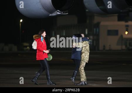 191231 -- PÉKIN, le 31 décembre 2019 -- Un Ukrainien libéré est accueilli à l'aéroport international Boryspil de Kiev, capitale de l'Ukraine, le 29 décembre 2019. Le gouvernement ukrainien a achevé un échange de prisonniers avec des rebelles dans les régions orientales du pays et a reçu 76 détenus dimanche, a indiqué le bureau présidentiel. Photo de /Xinhua XINHUA PHOTOS DU JOUR SergeyxStarostenko PUBLICATIONxNOTxINxCHN Banque D'Images