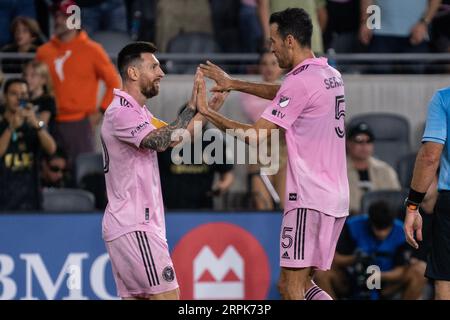 L'attaquant de l'Inter Miami Lionel Messi (10) et le milieu de terrain Sergio Busquets (5) fêtent lors d'un match de la MLS contre le LAFC, dimanche 3 septembre 2023, au Banque D'Images