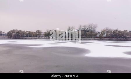 200101 -- BEIJING, 1 janvier 2020 -- une photo mobile montre des paysages dans le parc Beihai après la neige à Beijing, capitale de la Chine, le 30 novembre 2019. BeijingCandidCHINA-BEIJING-HIVER-BEIHAI PARK CN ZhangxChuanqi PUBLICATIONxNOTxINxCHN Banque D'Images