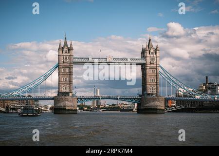 Londres, Angleterre - 29 juillet 2023 : Tower Bridge enjambant la Tamise à Londres, Angleterre Banque D'Images