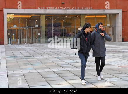 200101 -- NEW YORK, le 1 janvier 2020 -- des étudiants quittent la Stern School of Business de l'Université de New York à New York, aux États-Unis, le 19 décembre 2019. Un nombre croissant d'étudiants chinois ont mis en perspective les obstacles aux visas américains, ainsi que l'instabilité sociale et l'augmentation des frais de scolarité, et sont passés à d'autres destinations mondiales pour l'enseignement supérieur ainsi que des institutions à la maison, comme les professionnels de l'industrie l'ont observé en regardant en arrière 2019. POUR ALLER AVEC Yearender : les étudiants chinois se déplacent des obstacles américains de visa ÉTUDIANTS américains-CHINOIS-VISA OBSTACLES-SE DÉPLACER SUR LixRui PUBLICAT Banque D'Images