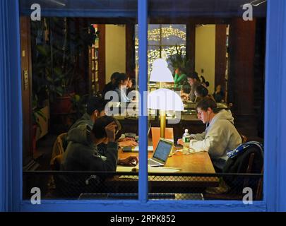 200101 -- NEW YORK, le 1 janvier 2020 -- des étudiants étudient dans une bibliothèque de l'Université Columbia à New York, aux États-Unis, le 7 décembre 2019. Un nombre croissant d'étudiants chinois ont mis en perspective les obstacles aux visas américains, ainsi que l'instabilité sociale et l'augmentation des frais de scolarité, et sont passés à d'autres destinations mondiales pour l'enseignement supérieur ainsi que des institutions à la maison, comme les professionnels de l'industrie l'ont observé en regardant en arrière 2019. POUR ALLER AVEC Yearender : les étudiants chinois se déplacent des obstacles américains de visa ÉTUDIANTS américains-CHINOIS-OBSTACLES DE VISA-SE DÉPLACER SUR LixRui PUBLICATIONxNOTxINxCHN Banque D'Images