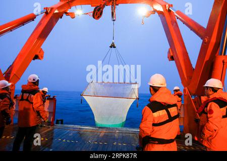 200102 -- BEIJING, le 2 janvier 2020 -- des membres de la 36e équipe de l'expédition antarctique de Chine recueillent des échantillons de poissons à bord du brise-glace polaire chinois Xuelong 2, ou du Dragon de neige 2, le 1 janvier 2020. PHOTOS XINHUA DU JOUR LiuxShiping PUBLICATIONxNOTxINxCHN Banque D'Images