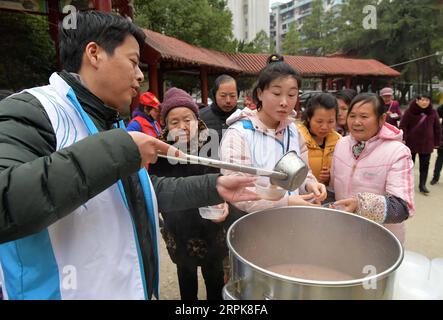 200102 -- NANCHANG, 2 janvier 2020 -- Un bénévole sert gratuitement du porridge Laba aux résidents locaux de Nanchang, capitale de la province de Jiangxi dans l'est de la Chine, le 2 janvier 2020. La fête de Laba, littéralement le huitième jour du 12e mois lunaire, est considérée comme un prélude à la fête du printemps, ou nouvel an lunaire chinois. Il est de coutume de manger de la bouillie Laba ce jour-là. De nombreux temples et organisations ont la tradition de distribuer gratuitement du porridge. CHINA-NANCHANG-LABA FESTIVAL-PORRIDGE CN PENGXZHAOZHI PUBLICATIONXNOTXINXCHN Banque D'Images