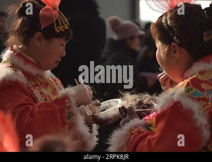 200102 -- ZHANGJIAKOU, 2 janvier 2020 -- les villageois locaux mangent du porridge Laba pour célébrer le Festival Laba dans le village de Yongquanzhuang de Zhangjiakou, province du Hebei, dans le nord de la Chine, le 2 janvier 2020. La fête de Laba, littéralement le huitième jour du 12e mois lunaire, est considérée comme un prélude à la fête du printemps, ou nouvel an lunaire chinois. Il est de coutume de manger de la bouillie Laba ce jour-là. CHINE-HEBEI-LABA FESTIVAL-CÉLÉBRATIONS CN LIXHE PUBLICATIONXNOTXINXCHN Banque D'Images