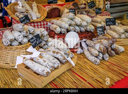 Saucisse de porc aux olives et noisettes dans un panier sur un marché fermier local stand cours Saleya dans la vieille ville, Vieille ville à Nice, Côte d'Azur, France Banque D'Images