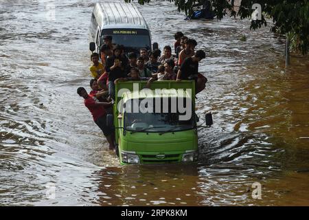 200102 -- JAKARTA, le 2 janvier 2020 -- des gens conduisent un camion dans une rue inondée à Jakarta, Indonésie, le 2 janvier 2020. À Jakarta, l'évacuation des personnes touchées par les inondations a continué, les eaux submergeant encore plusieurs parties de la ville, et six personnes ont été signalées mortes dans la ville, a déclaré M. Ridwan, porte-parole d'une agence de lutte contre les catastrophes à Jakarta. INDONÉSIE-JAKARTA-INONDATION AGUNGXKUNCAHYAXB. PUBLICATIONxNOTxINxCHN Banque D'Images
