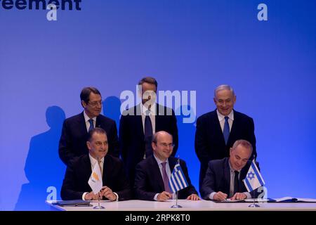 200102 -- ATHÈNES, 2 janvier 2020 -- le président chypriote Nicos Anastasiades L, arrière, le Premier ministre grec Kyriakos Mitsotakis C, arrière et le Premier ministre israélien Benjamin Netanyahu R, arrière assistent à la signature d’un accord pour la construction du gazoduc EastMed de Méditerranée orientale, à Athènes, Grèce, le 2 janvier 2020. La Grèce, Chypre et Israël ont signé jeudi ici l accord intergouvernemental pour la construction du gazoduc de la Méditerranée orientale qui reliera les réserves de gaz de la région à la Grèce et au reste de l Europe. GRÈCE-ATHÈNES-ISRAËL-CHYPRE Banque D'Images