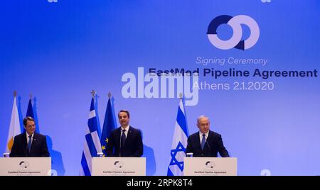 200102 -- ATHÈNES, 2 janvier 2020 -- le président chypriote Nicos Anastasiades L, le Premier ministre grec Kyriakos Mitsotakis C et le Premier ministre israélien Benjamin Netanyahu assistent à une conférence de presse après la signature d’un accord pour la construction du gazoduc EastMed en Méditerranée orientale, à Athènes, en Grèce, le 2 janvier 2020. La Grèce, Chypre et Israël ont signé jeudi ici l accord intergouvernemental pour la construction du gazoduc de la Méditerranée orientale qui reliera les réserves de gaz de la région à la Grèce et au reste de l Europe. GRÈCE-ATHÈNES-ISRAËL-CY Banque D'Images