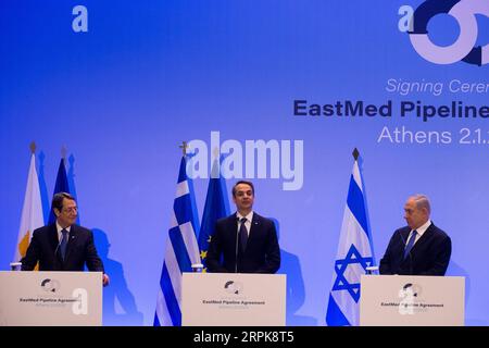 200102 -- ATHÈNES, 2 janvier 2020 -- le président chypriote Nicos Anastasiades L, le Premier ministre grec Kyriakos Mitsotakis C et le Premier ministre israélien Benjamin Netanyahu assistent à une conférence de presse après la signature d’un accord pour la construction du gazoduc EastMed en Méditerranée orientale, à Athènes, en Grèce, le 2 janvier 2020. La Grèce, Chypre et Israël ont signé jeudi ici l accord intergouvernemental pour la construction du gazoduc de la Méditerranée orientale qui reliera les réserves de gaz de la région à la Grèce et au reste de l Europe. GRÈCE-ATHÈNES-ISRAËL-CY Banque D'Images