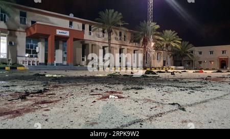 Bilder des Jahres 2020, News 01 Januar News Themen der Woche KW01 News Bilder des Tages 200105 -- TRIPOLI, 5 janvier 2020 Xinhua -- une photo prise le 4 janvier 2020 montre l'académie militaire frappée par une frappe aérienne à Tripoli, en Libye. Samedi, une frappe aérienne a frappé une académie militaire dans la capitale libyenne Tripoli, tuant 28 étudiants et en blessant 18 autres. Photo de Hamza Turkia/Xinhua LIBYE-TRIPOLI-AIRSTRIKE-MILITARY ACADEMY PUBLICATIONxNOTxINxCHN Banque D'Images