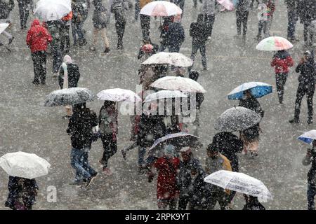 200105 -- PÉKIN, le 5 janvier 2020 -- les gens marchent dans la neige à Shimla, capitale de l'État indien de l'Himachal Pradesh, le 4 janvier 2020. Str/ PHOTOS DU JOUR Xinhua PUBLICATIONxNOTxINxCHN Banque D'Images