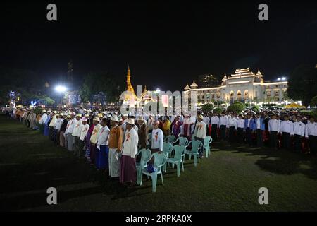 200105 -- BEIJING, le 5 janvier 2020 -- des personnes assistent à une cérémonie de levée de drapeau pour marquer le 72e anniversaire de l indépendance du Myanmar à Yangon, Myanmar, le 4 janvier 2020. PHOTOS XINHUA DU JOUR UxAung PUBLICATIONxNOTxINxCHN Banque D'Images