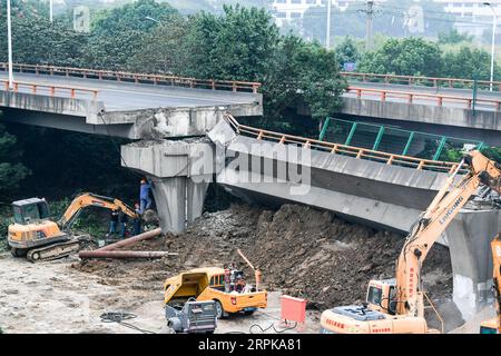 200105 -- PÉKIN, le 5 janvier 2020 -- des sauveteurs travaillent sur le site d'un effondrement du viaduc dans la ville de Wuxi, dans la province de Jiangsu, dans l'est de la Chine, le 11 octobre 2019. Trois personnes ont été confirmées mortes et deux autres blessées après l'effondrement, le 10 octobre, d'un pont autoroutier dans la province orientale du Jiangsu de la Chine. XINHUA-PHOTOS DE L'année 2019 LixBo PUBLICATIONxNOTxINxCHN Banque D'Images