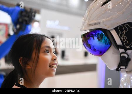 200105 -- PÉKIN, le 5 janvier 2020 -- Une fille visite la Smart China Expo à Chongqing, dans le sud-ouest de la Chine, le 25 août 2019. XINHUA-PHOTOS DE L'année 2019 WangxQuanchao PUBLICATIONxNOTxINxCHN Banque D'Images